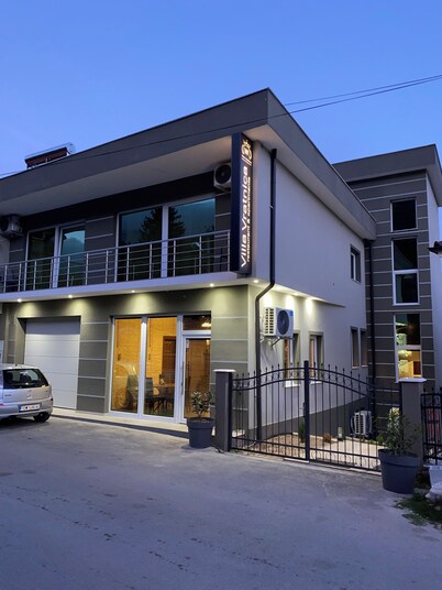 Villa Vratnica - Restaurant & Apartments