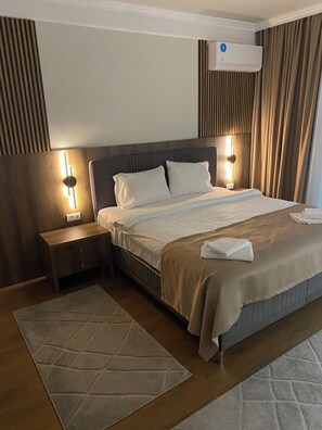 Desk, laptop workspace, free WiFi