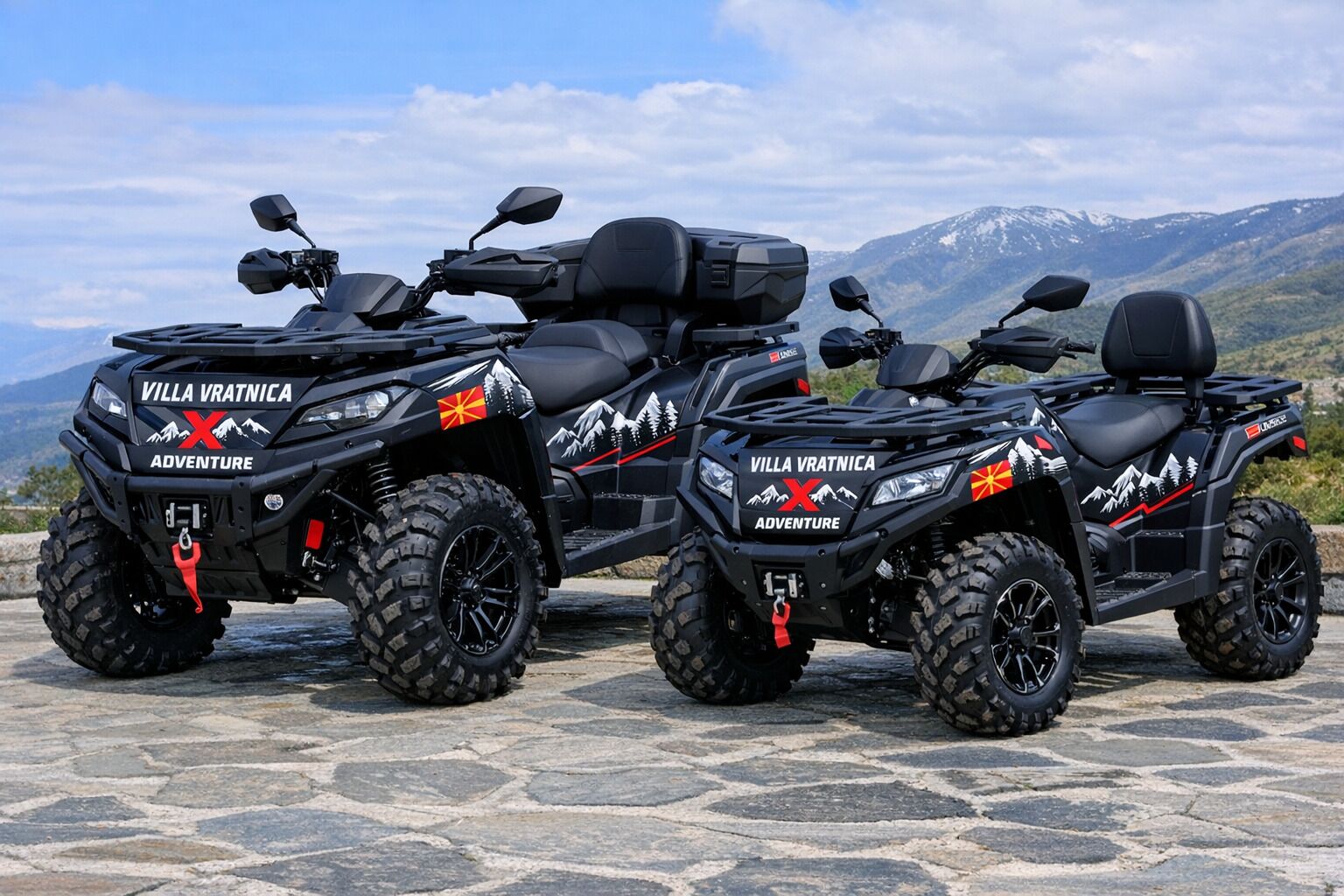 Trois quads arborant le logo « Villa Vratnica Adventure » sont stationnés sur une surface en pierre, avec une chaîne de montagnes en arrière-plan.