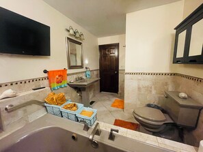 Baignoire à jets, serviettes fournies, savon, shampoing