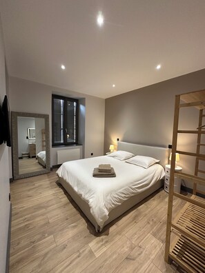 2 chambres, bureau, fer et planche à repasser, lit parapluie