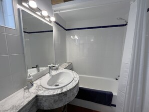 Douche, serviettes fournies