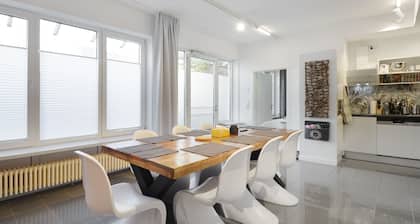 Stylish city apartment for up to 8 people, 5 minutes walk to the subway.