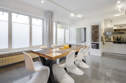 Stylish city apartment for up to 8 people, 5 minutes walk to the subway.