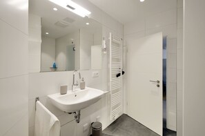 Douche, séchoir à cheveux, serviettes fournies, savon