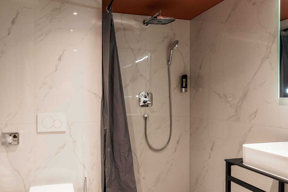 Ein modernes Badezimmer mit Dusche, Toilette und Waschbecken.