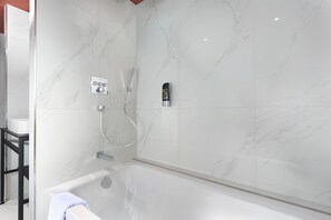 Hair dryer, towels, soap, shampoo - Trip Inn Hotel Frankfurt-Offenbach (Offenbach am Main)