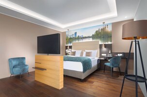 Caja de seguridad en la habitación, escritorio y cortinas blackout 