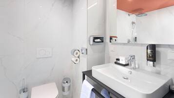 Pengering rambut, tuala disediakan, sabun, syampu