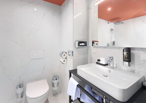 Secador de pelo, toallas, jabón, shampoo