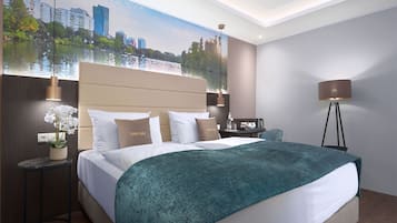 Peti besi dalam bilik, meja, langsir/tirai gelap terus, kalis bunyi