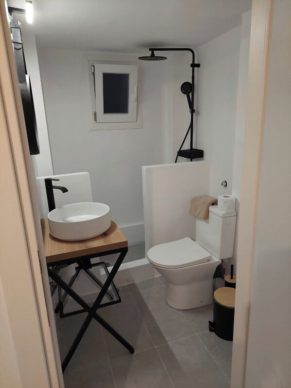 Haartrockner, Handtücher, Seife, Toilettenpapier