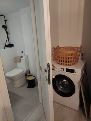 Asciugacapelli, asciugamani, sapone, carta igienica