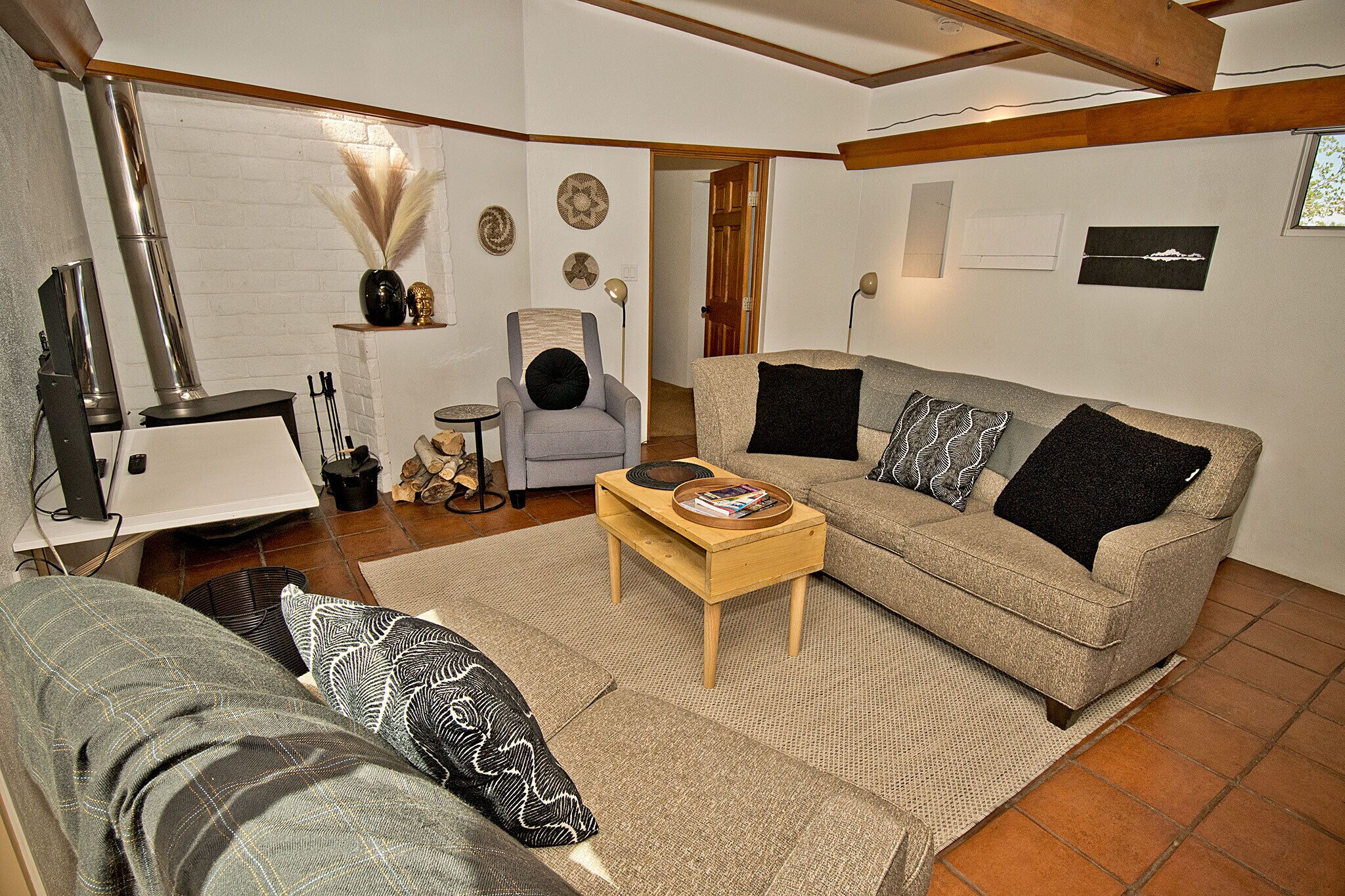 TV connectée, cheminée, livres