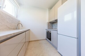 Apartment (0 Bedroom) | Private kitchen | Microwave, oven, stovetop, dishwasher