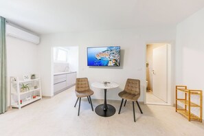 公寓 (0 Bedroom) | 起居區 | 123-公分電視,提供衛星頻道