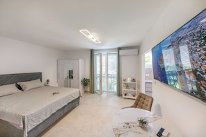 Apartment (0 Bedroom) | Living area | 123-cm TV with satellite channels
