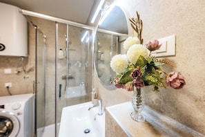Apartment (0 Bedroom) | Bathroom | Shower, hair dryer, towels, shampoo
