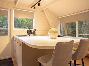 Bungalow | Private kitchen | Fridge, oven, stovetop, cookware/dishes/utensils