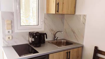 Coffee/tea maker, cookware/dishes/utensils