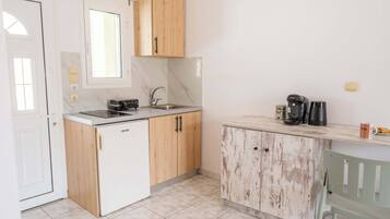 Coffee/tea maker, electric kettle, toaster, cookware/dishes/utensils