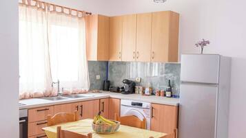 Refrigerador, horno, placa de cocina, cafetera/tetera