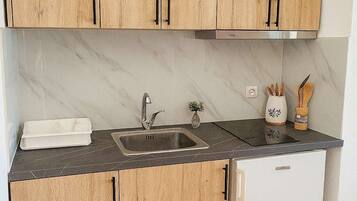 Cafetière/bouilloire, batterie de cuisine, vaisselle et ustensiles