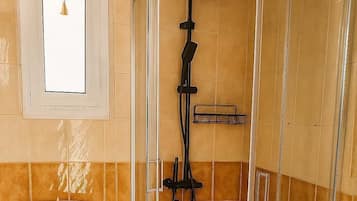Douche, sĂšche-cheveux, serviettes fournies