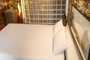 Ferros/tábuas de passar roupa, berço de viagem, Wi-Fi, roupa de cama