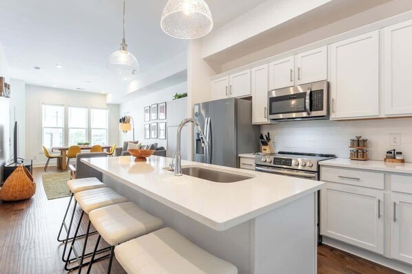 Refrigerador, microondas, horno y parrilla de estufa