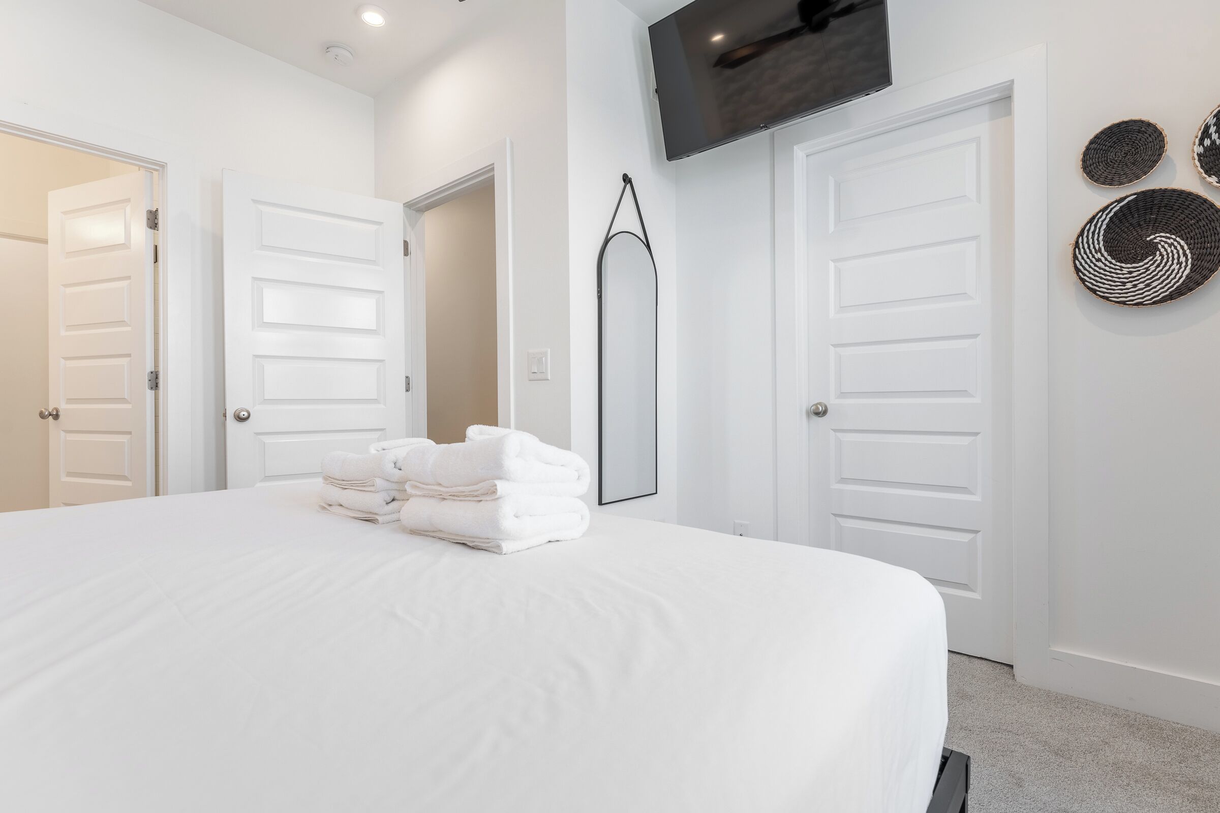 2 habitaciones, escritorio, tabla de planchar con plancha y wifi gratis 