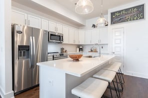 Refrigerador, microondas, horno y parrilla de estufa