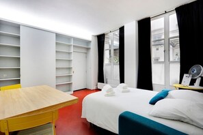 Tabla de planchar con plancha, wifi, ropa de cama