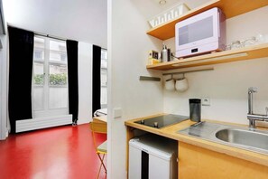 Kühlschrank, Wasserkocher mit Kaffee-/Teezubehör