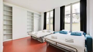 Iron/ironing board, WiFi, bed sheets