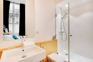 Ducha, secador de pelo y toallas