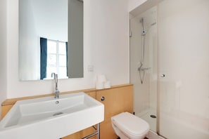 Secadora de cabello, toallas, jabón, papel de baño