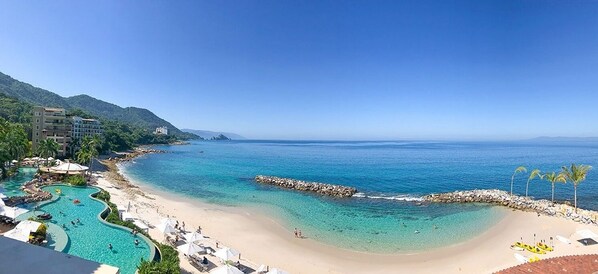 Plage, chaises longues, serviettes de plage