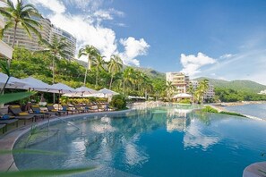 Una piscina al aire libre, una piscina climatizada