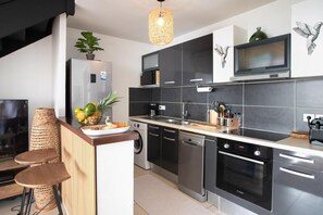 Micro-ondes, four, lave-vaisselle, grille-pain