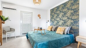 Ein Schlafzimmer mit Bett, Nachttisch und Fenster mit Blick.