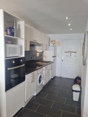 Microondas, horno, tostadora y trona infantil