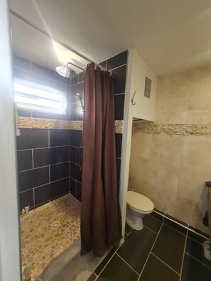 Secador de pelo y toallas