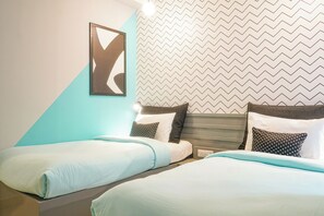 Hochwertige Bettwaren, Betten mit Memory-Foam-Matratzen, Schreibtisch