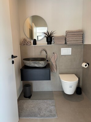 Shower, free toiletries, hair dryer, towels - Modern Holiday Apartment Ravensburg (Ravensburg)