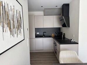 Fridge, oven, stovetop, dishwasher