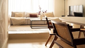 Un salon moderne avec un canapé, une table basse et une table à manger.