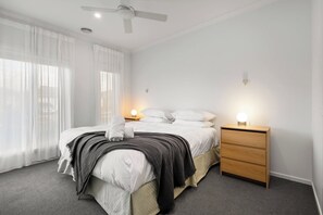 3 bedrooms, iron/ironing board, WiFi, bed sheets - 3BR Light-filled Retreat, Mt Duneed (Mount Duneed)