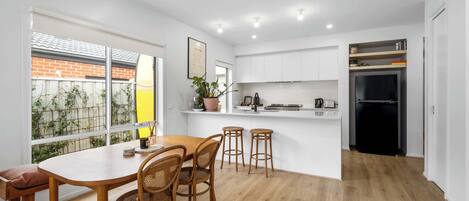 Køleskab, mikrobølgeovn, ovn, kogeplade