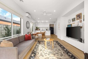 TV - 3BR Light-filled Retreat, Mt Duneed (Mount Duneed)